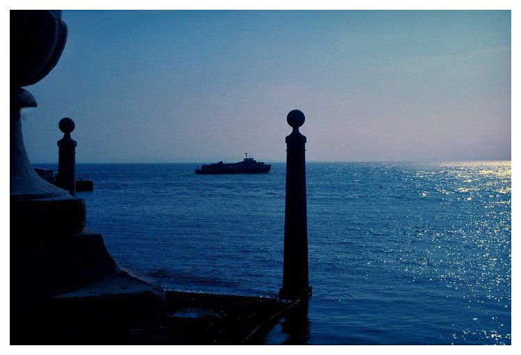 Uma mulher debruçada sobre a cidade